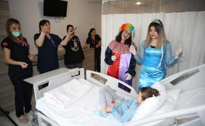 Foto: Anadolija / Medicinske sestre maskirane u likove iz crtanih filmova uveseljavaju male pacijente